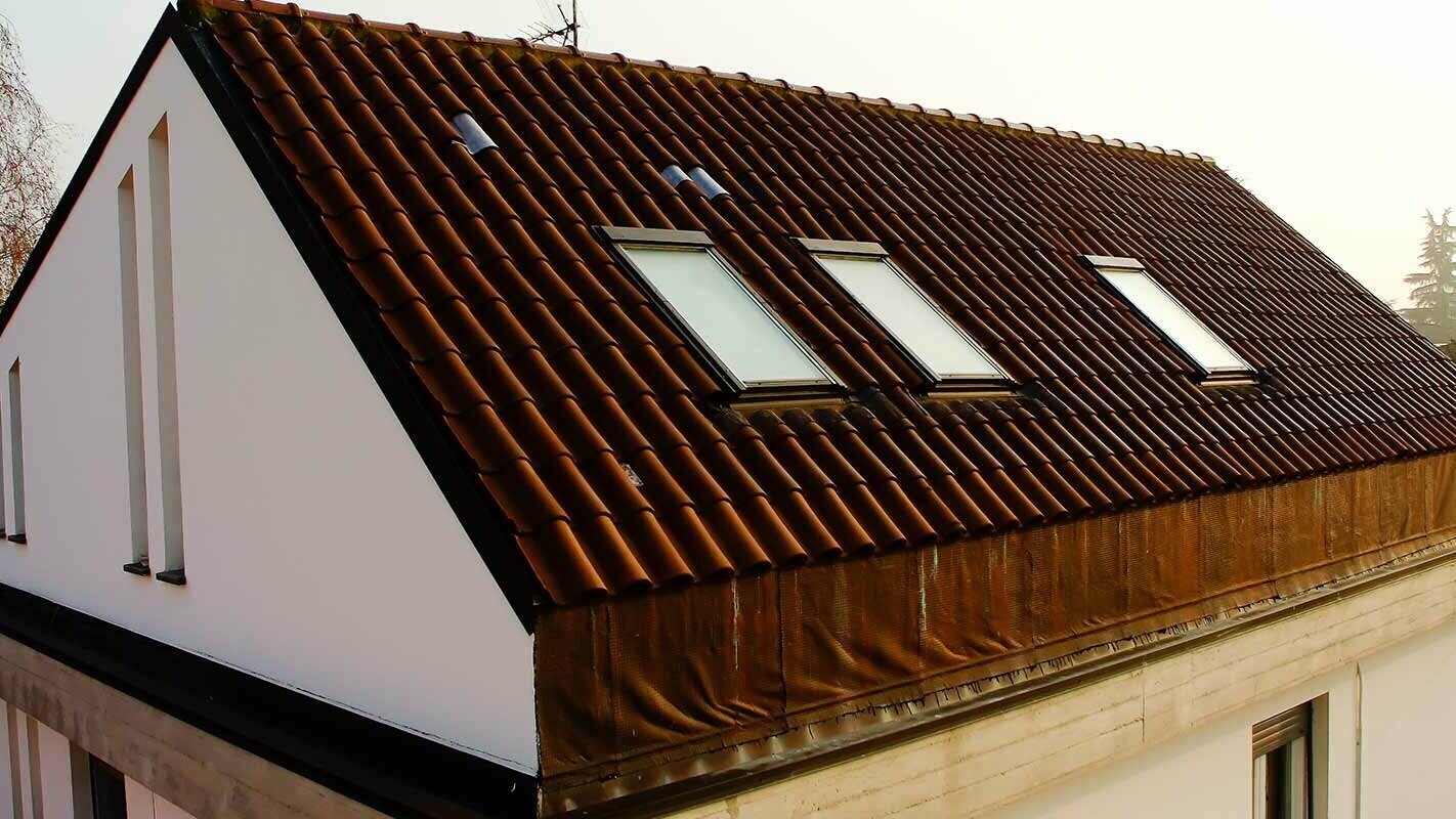 Før renovering av et mansardtak med Prefalz fra PREFA inklusive takvinduer