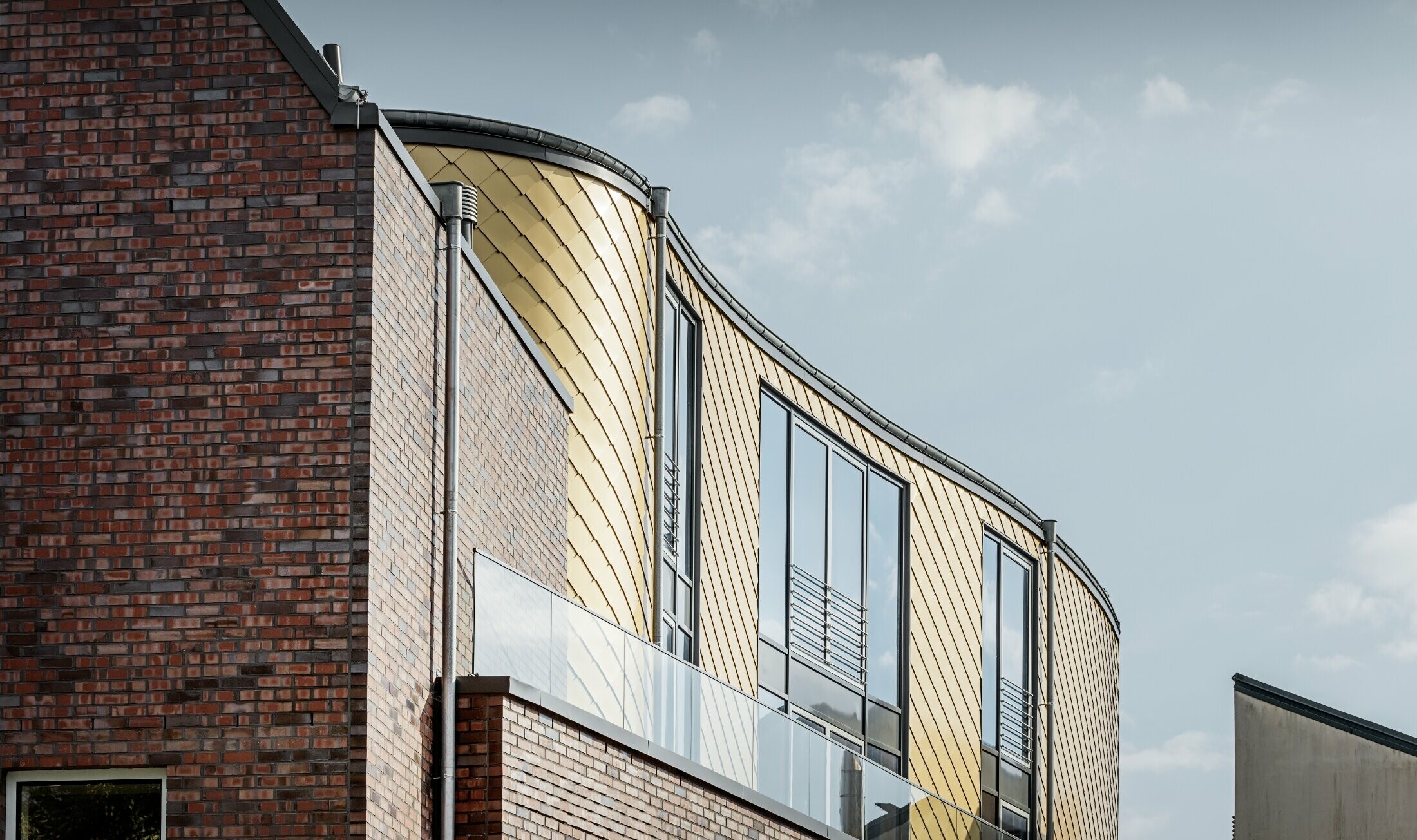 Buet fasade på Schuhhaus Schüttfort. Fasaden er kledd med aluminiumsrombe fra PREFA i mayagull.