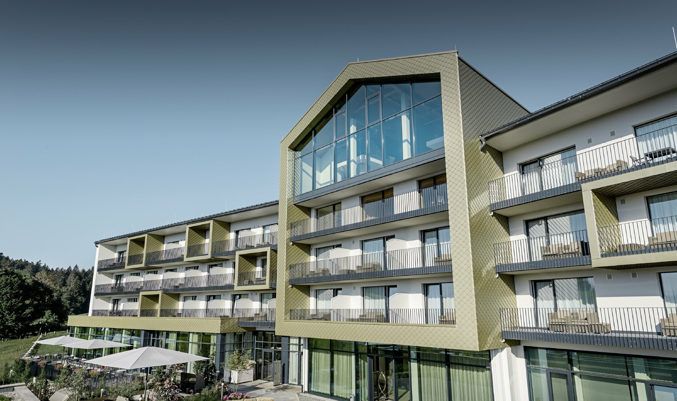 Fasadeutforming på Hotell Edita i Scheidegg med aluminiumsromber fra PREFA i formatet 20 × 20 i spesialfargen lys bronse.