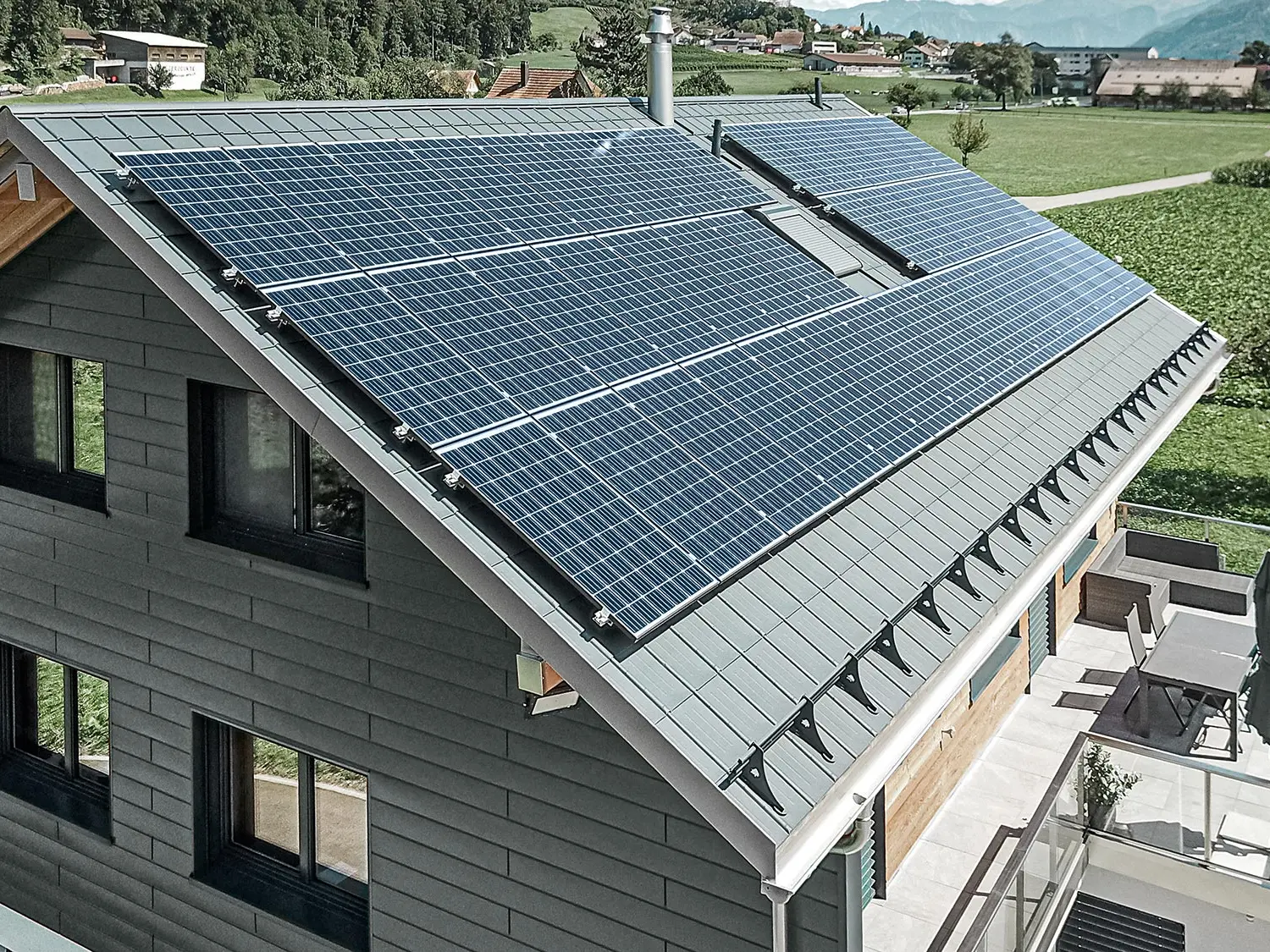 Solcelleanlegg montert på PREFA-tak med holdere for solcellepanel samt profilskinne for sikkert feste.