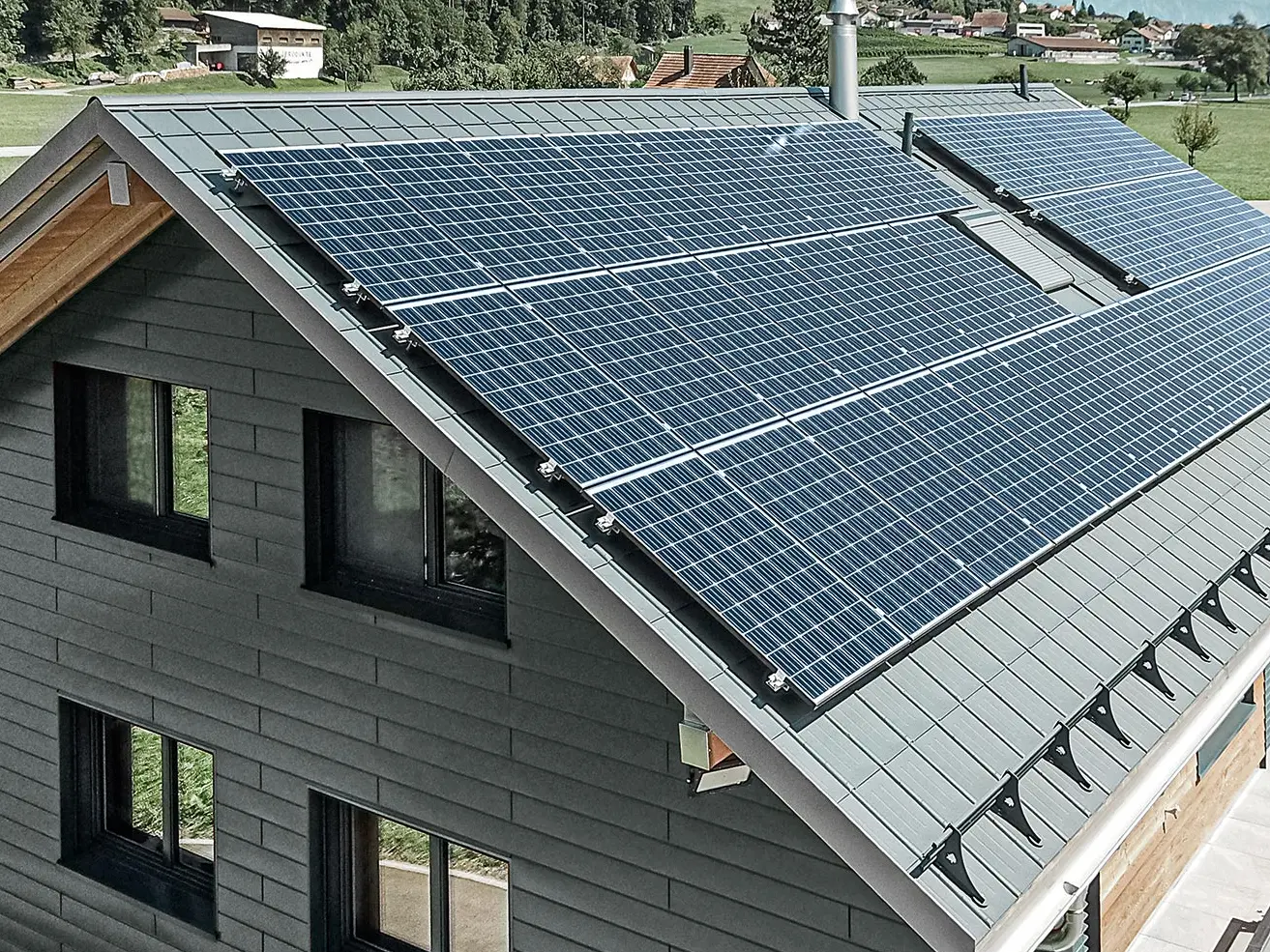 Solcelleanlegg montert på PREFA-tak med holdere for solcellepanel samt profilskinne for sikkert feste.