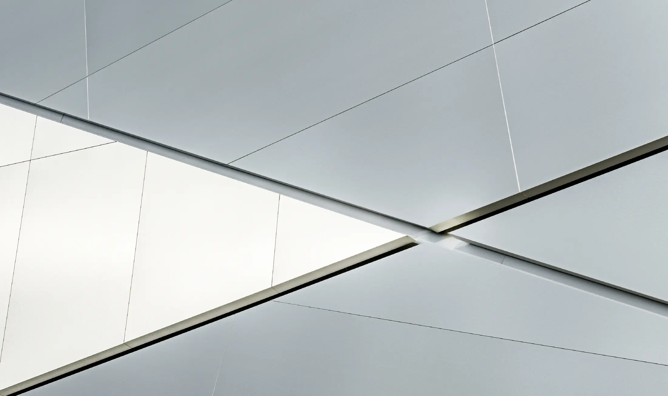 Fill Firmengebäude mit futurischer Aluminium Verbundplattenfassade in aluminium gebürstet und hinterleuchtetem Fugenbild