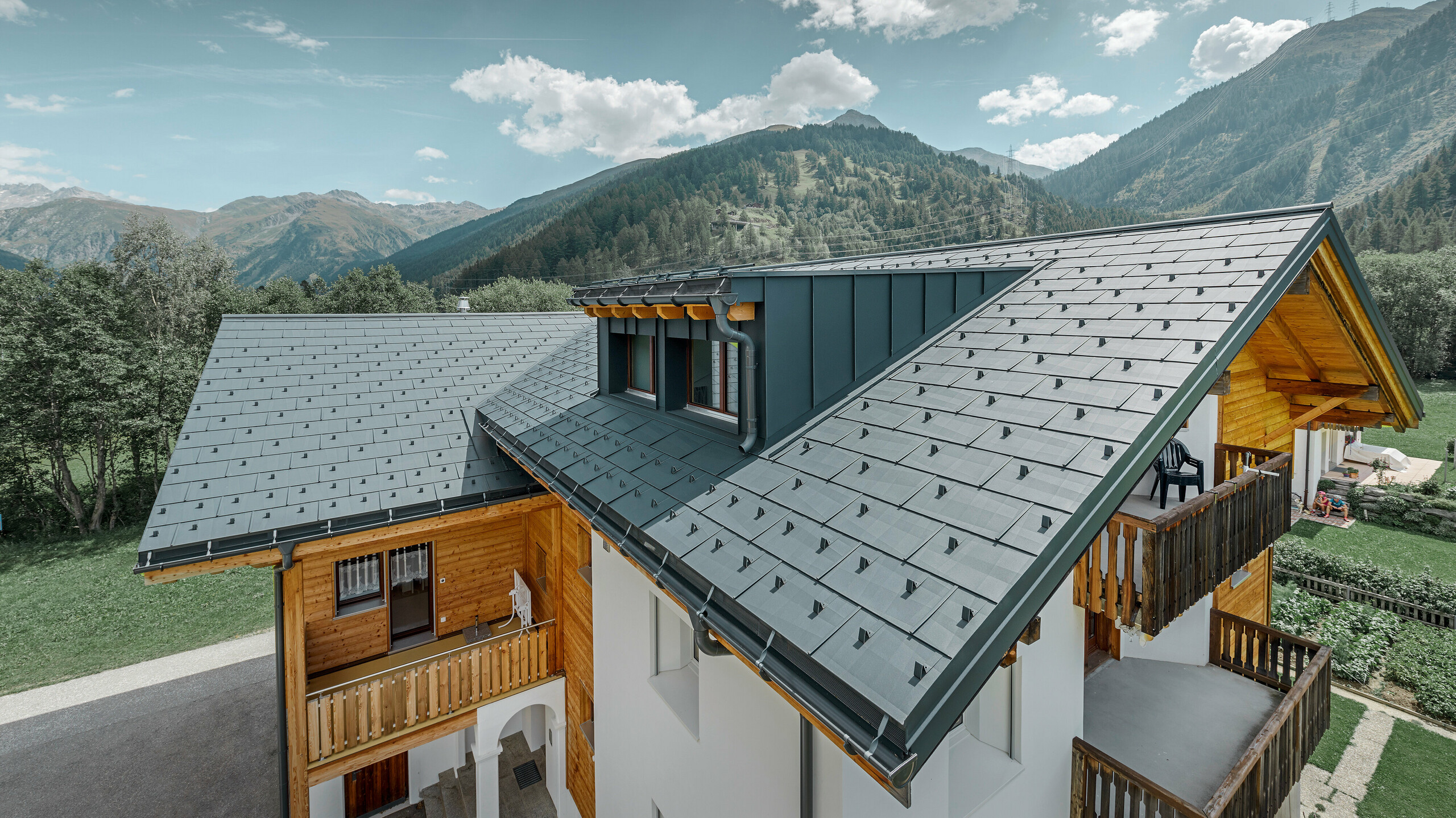 PREFA Obergoms Zuber taksystem takpanel FX12 antrasitt Montanara Nyrenovert bolighus med saltak og kvist. Takrenoveringen er utført med PREFA takpanel FX.12 i antrasitt.