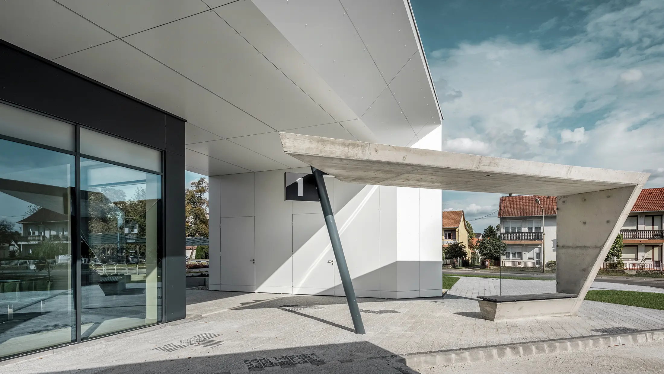Inngangspartiet til bussterminalen i Lenti: Undersiden av takoverbygget er kledd med PREFABOND aluminiums-komposittplate fra PREFA i ren hvit, mens fasadeelementene ved inngangsdørene og utstillingsvinduene er kledd i P.10 antrasitt.