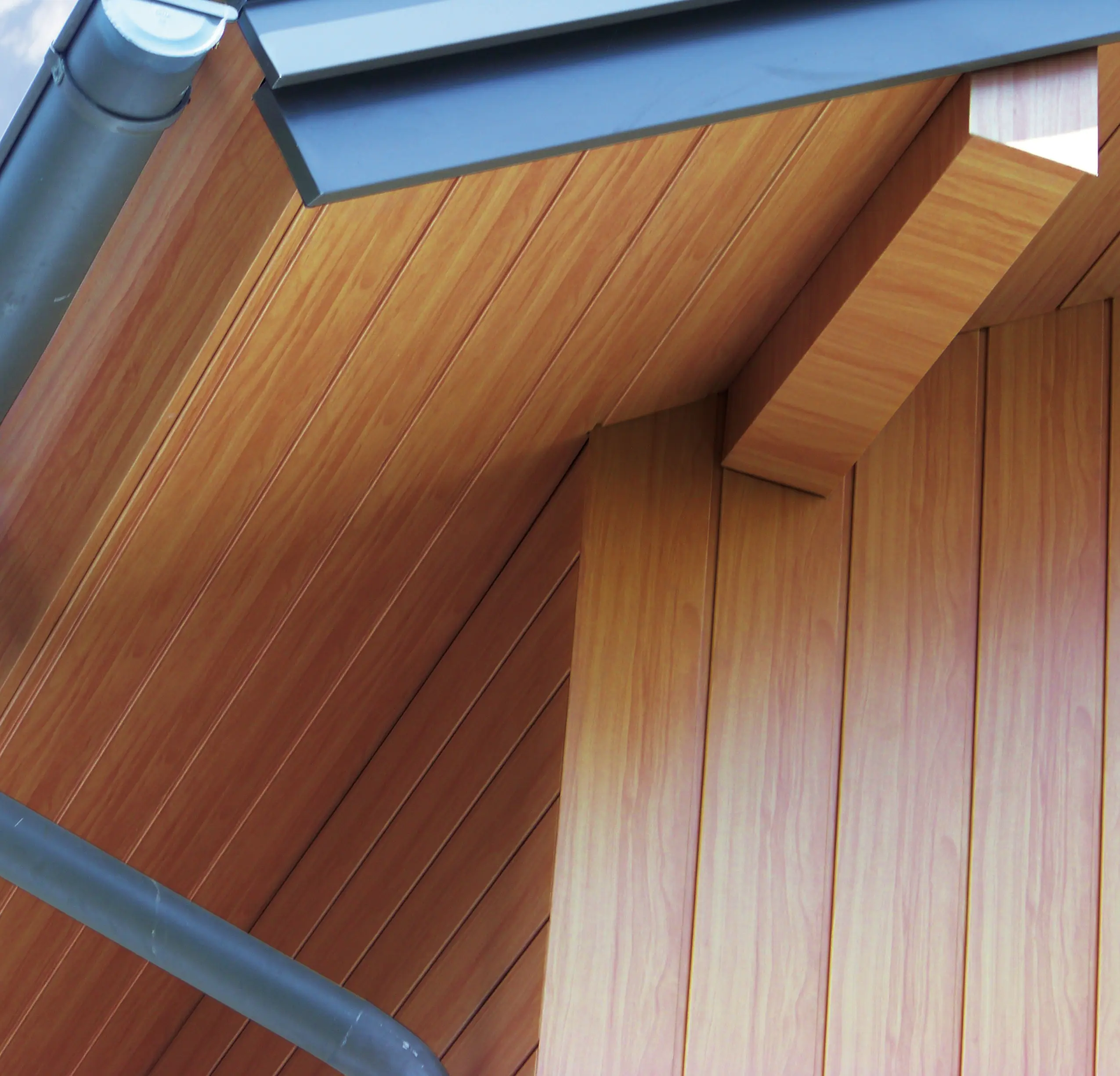 Takutstikker kledd med PREFA Sidings i natureik av aluminium.
