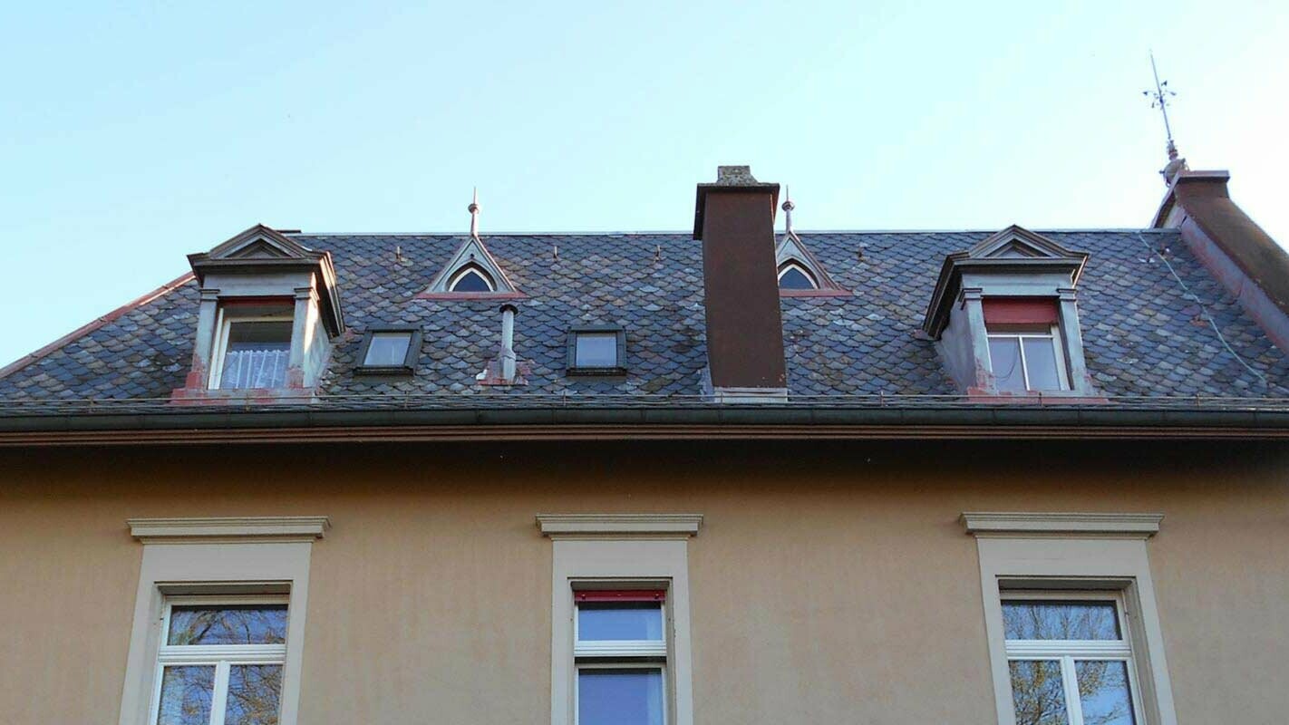 Gammelt tak med lekne kvister før renovering av taket med PREFA takrombe