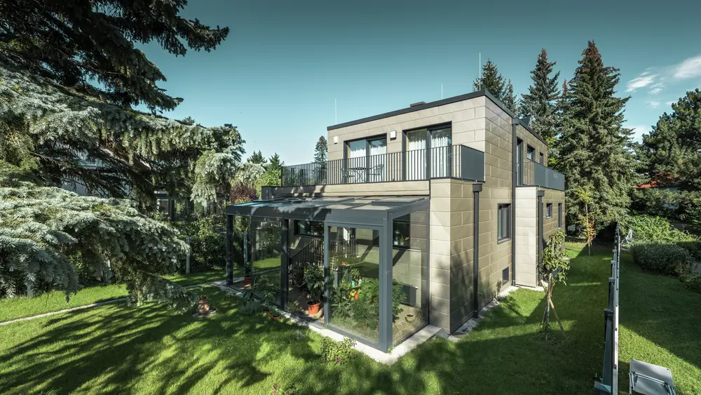 "Fasaden til den moderne eneboligen i Wien ble kledd med PREFA  Siding.X i fargen bronse."