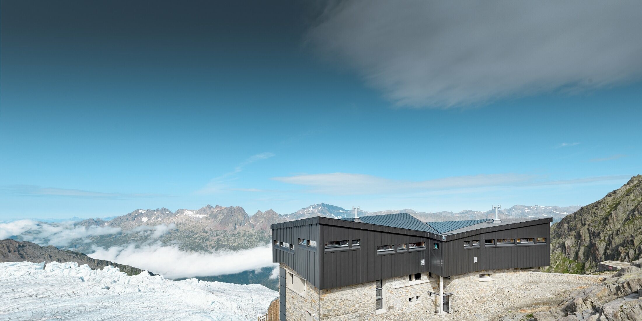 Refuge Albert 1er am Mont Blanc mit PREFALZ in Schwarzgrau am Dach und der Fassade.