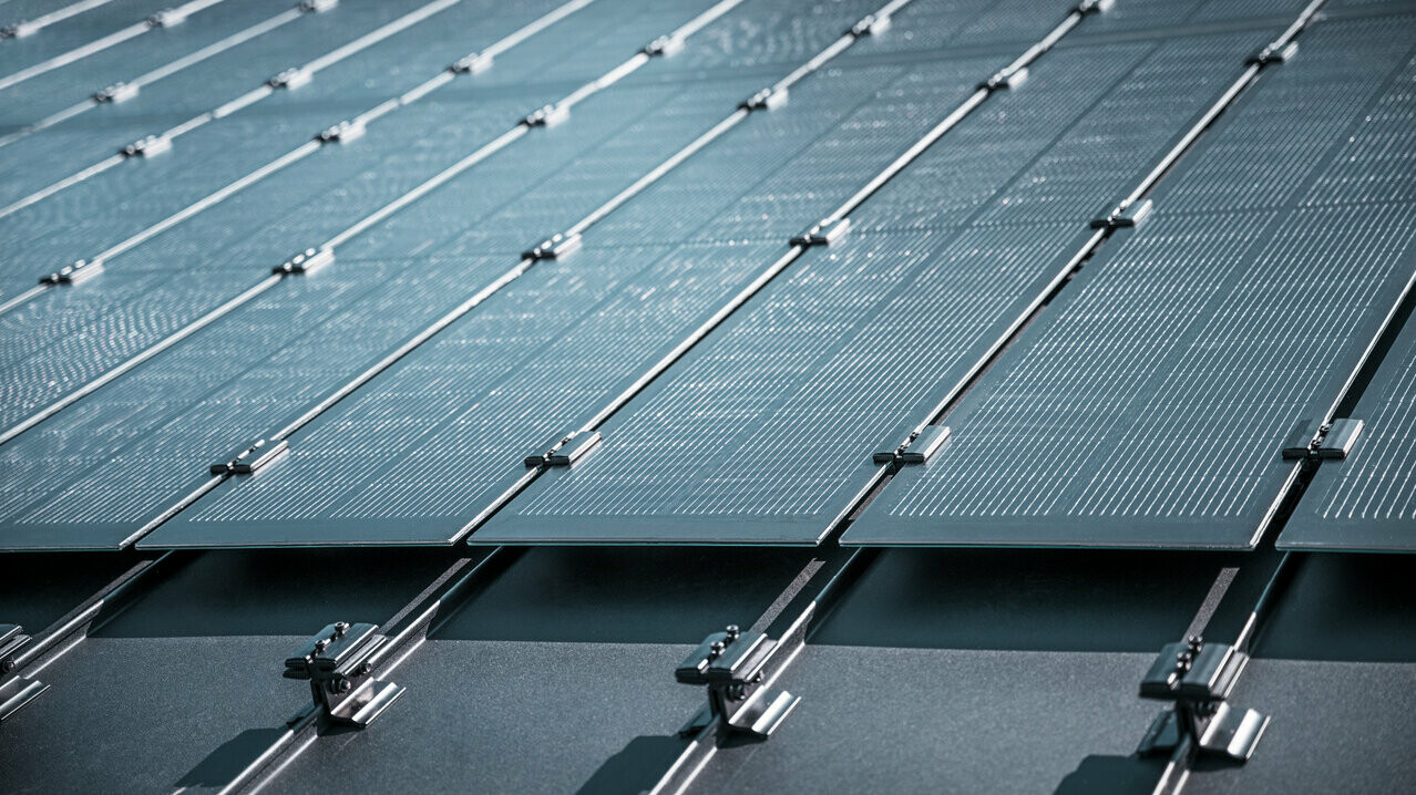 Detaljert oversikt over montering av Prefalz-solcellemoduler på et tak i Meschede