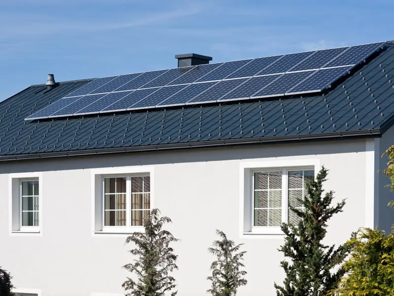 Det er montert et solcelleanlegg med PREFA monteringssystem for solcellepaneler PS.13 på antrasittfargede PREFA takplater