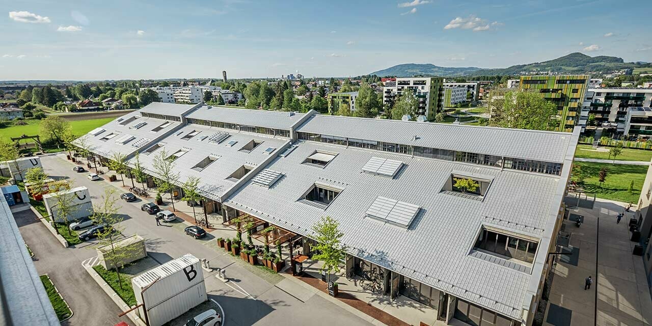 Foto av Panzerhalle i Salzburg i fugleperspektiv. Taket er kledd på nytt med PREFA takplate i sølvmetallic.