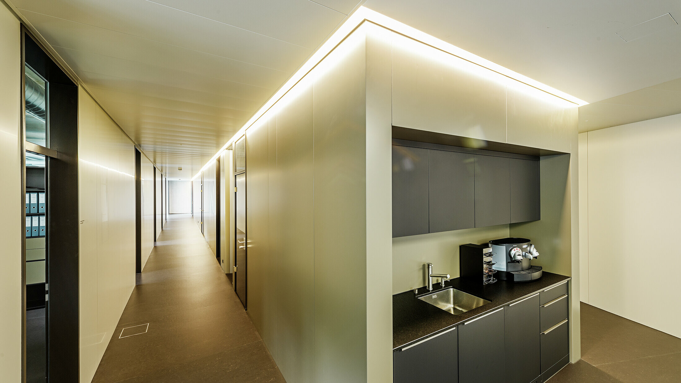 Interiørdesign med indirekte belysning med aluminiumskomposittplate i bronse