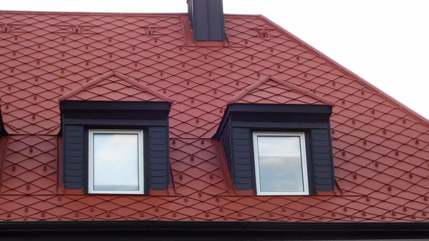Renovering av tak med valmede saltakkvister i teglsteinsutseende med PREFA takrombe