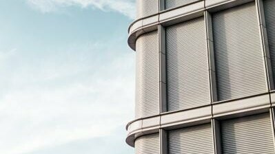 Fasaden på Parkappartements Belvedere i Wien er kledd med PREFA bølgeprofil i sølv metallic