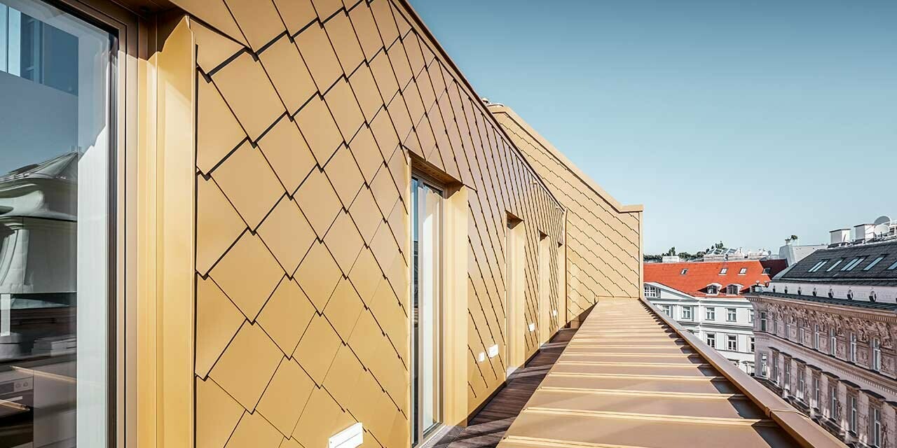 Utbygd taketasje i Brandstätte i Wien, kledd med veggrombe 29 × 29 i perlegull.