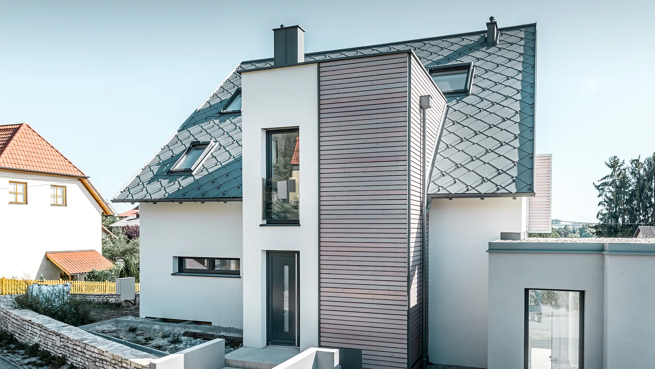Eneboligen med saltak i Leonding er fullstendig renovert. Takflaten er kledd på nytt med PREFA takrombe 44 × 44 i lysegrå inkludert snøfangere. Rennen er en hengerenne fra PREFA, også i lysegrå. 