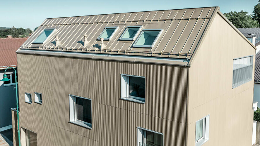 Moderne bolighus med taktekking og fasadekledning av aluminium, fra PREFA