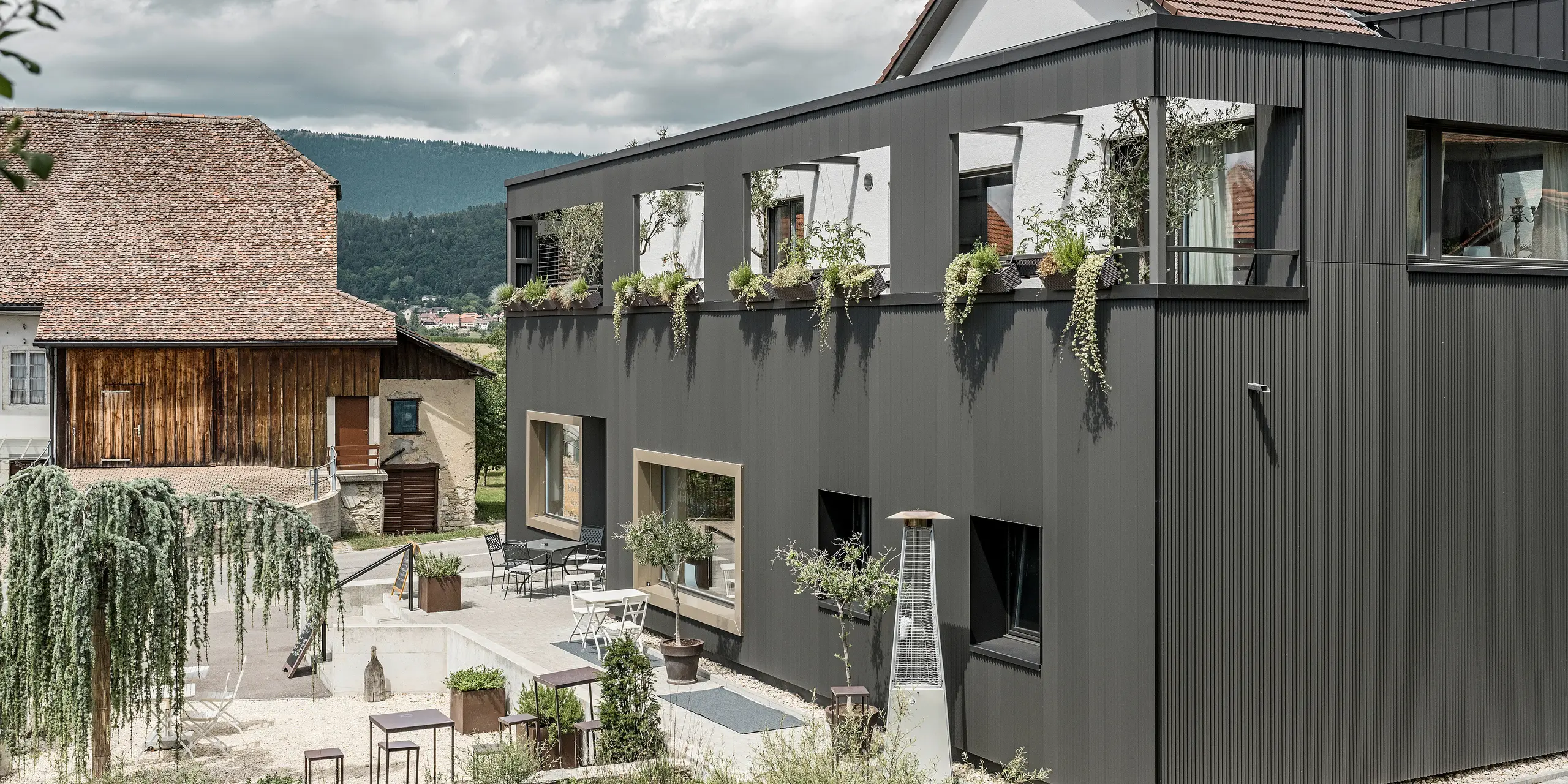 PREFA sikksakkprofil i spesialfargen svartgrå på Hôtel de l’Ours i Prêles, Sveits