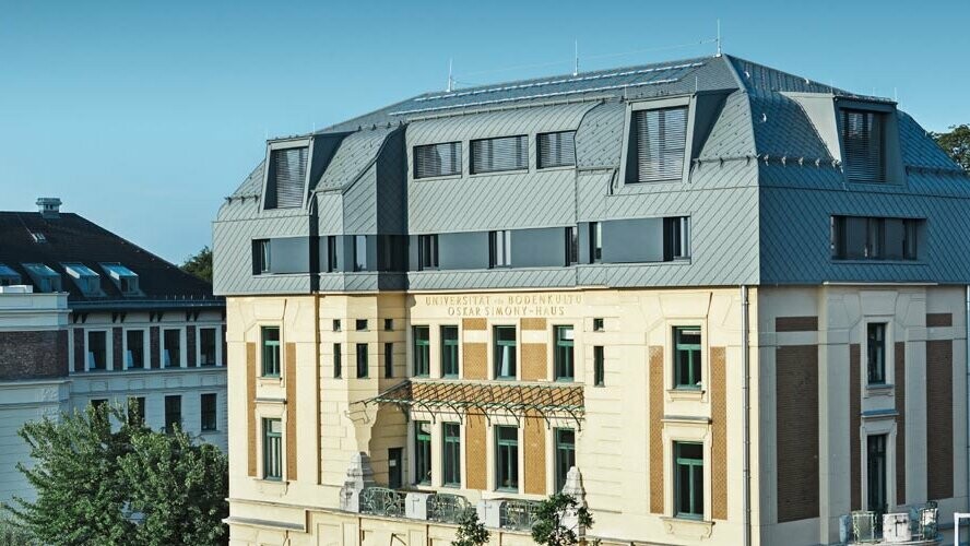 Det historisk Simony-huset i Wien etter renovering med PREFA tak- og veggromber i P.10 lys grå