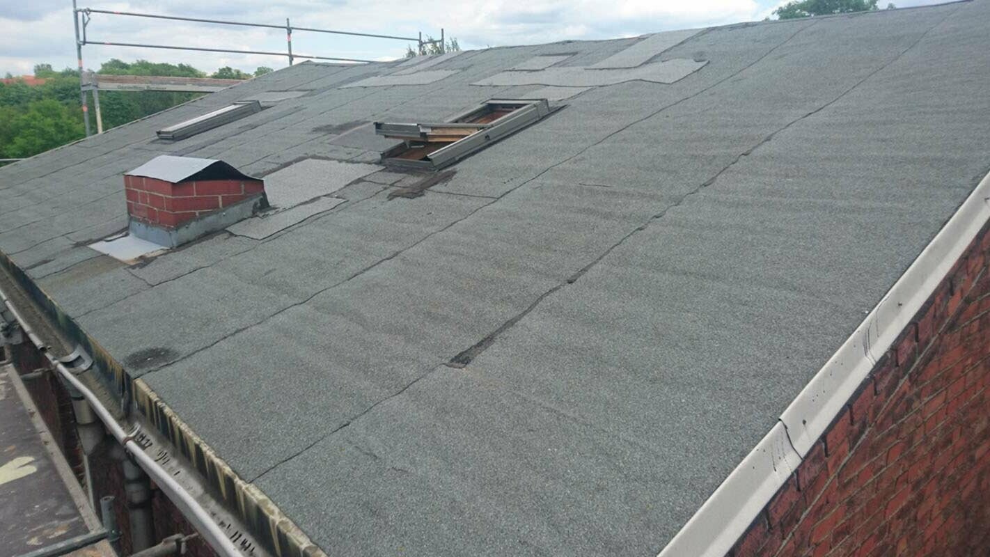 Tak før renovering av taket med PREFA takplate i P.10 steingrått