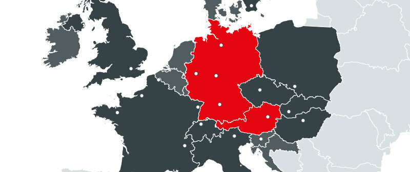 Kart som viser alle europeiske land der PREFA har virksomhet, med de to produksjonsanleggene i Østerrike og Tyskland i rødt