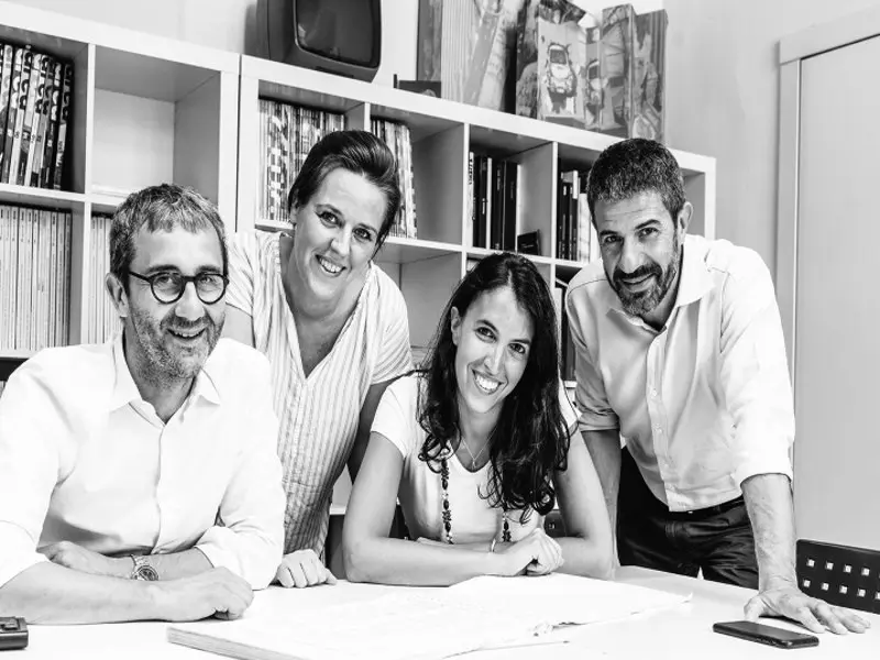 Das Architekten Quartett besteht aus Cesare Chichi, Stefano Maestri, Luisa Beretta und Francesca Capuzzo Dolcetta. Alle Personen blicken lächelnd in die Kamera.
