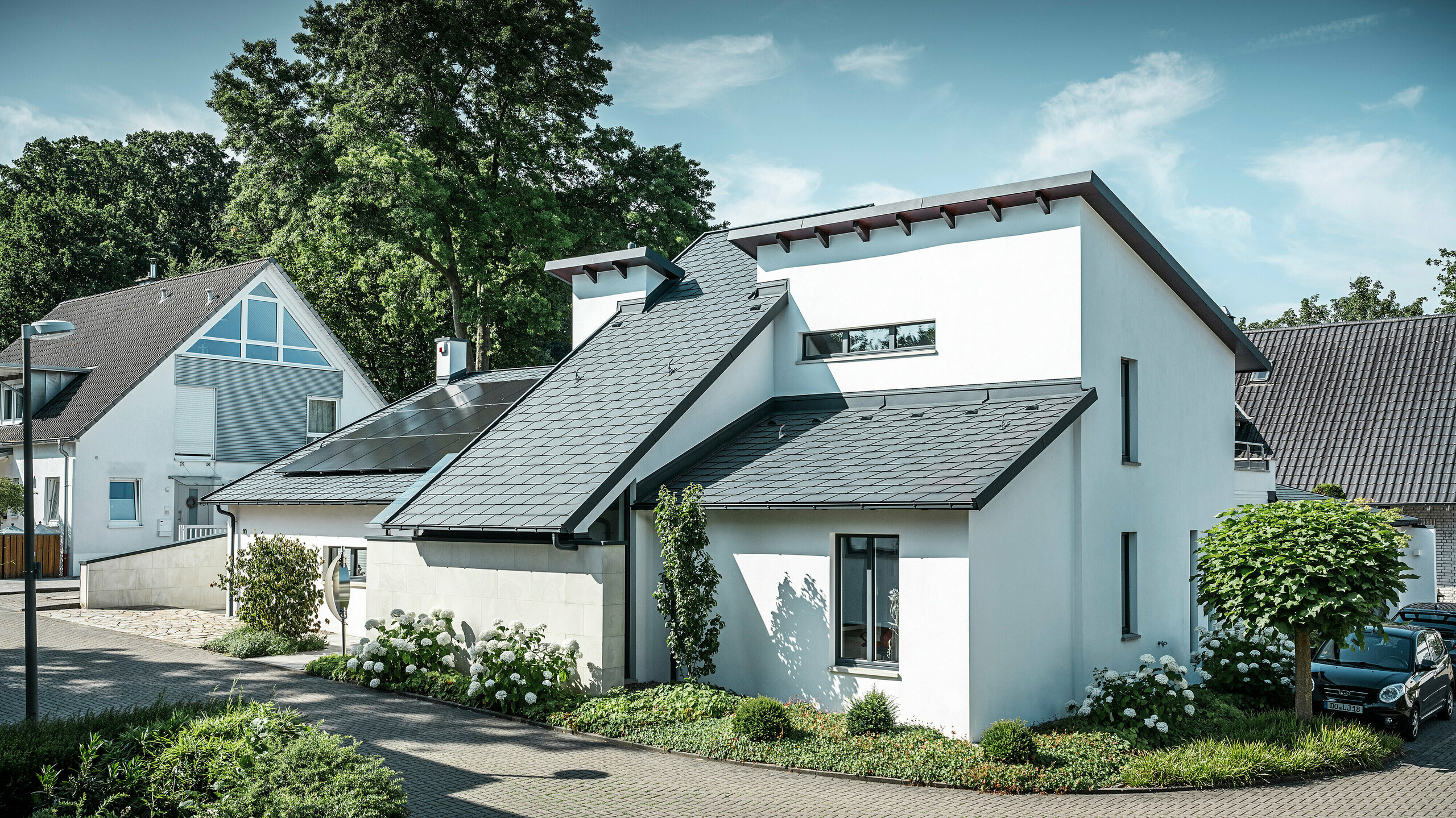 Ein PREFA Komplettsystem aus Aluminium verkleidet die außergewöhnliche Dachlandschaft eines Einfamilienhauses in Dortmund