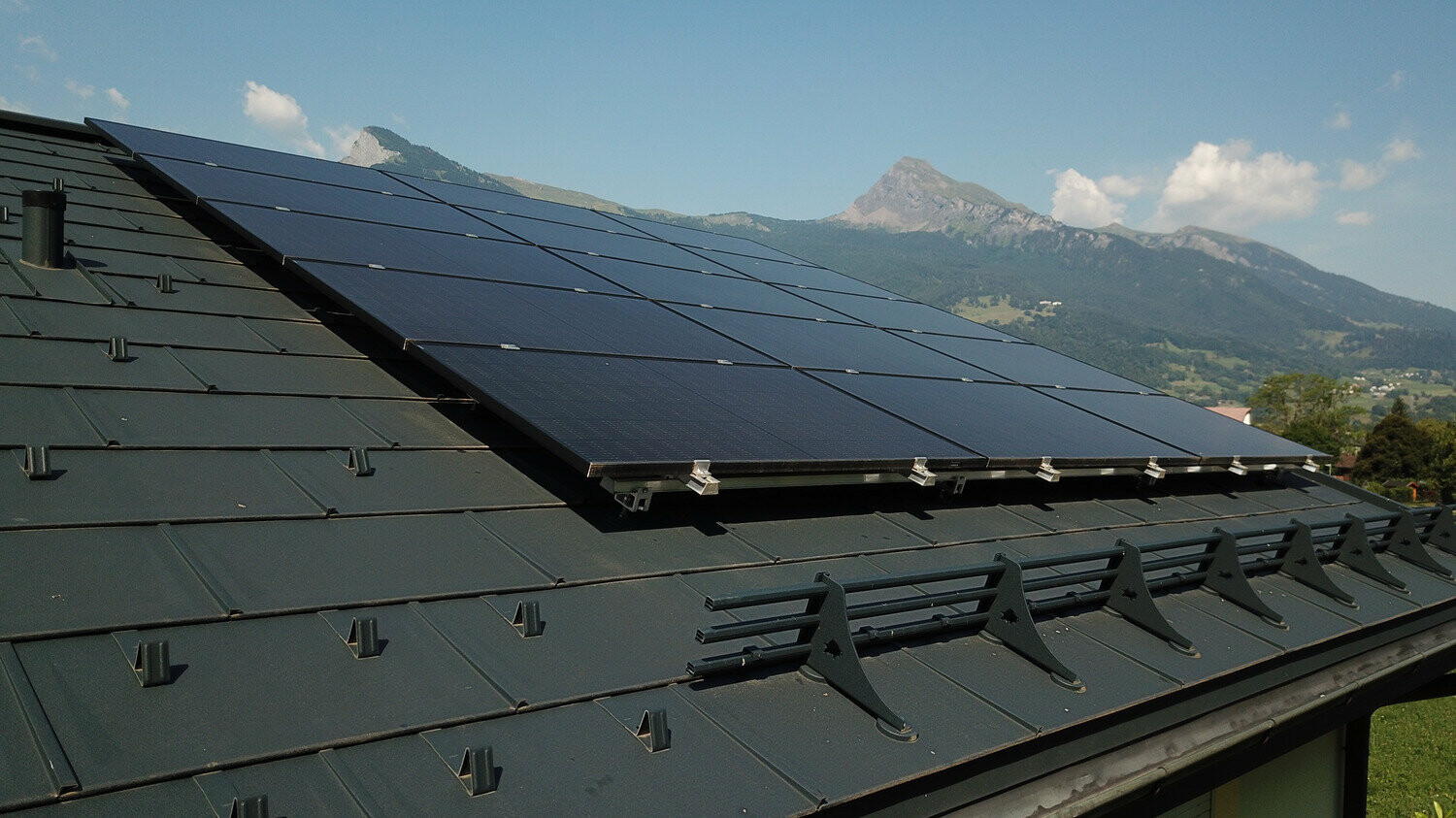 Solcelleanlegg på et tak tekket med PREFA takplate R.16 i antrasitt.