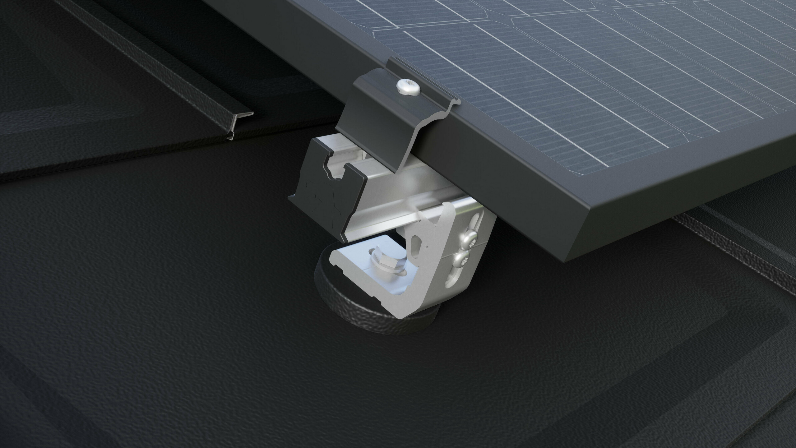 Nærbilde av PREVARIO 3.S holder for solcellepanel, montert på et mørkt PREFA-tak som bærer profilskinnen. Solcellemodulet er feste til profilskinnen med PREVARIO-endeklemme.