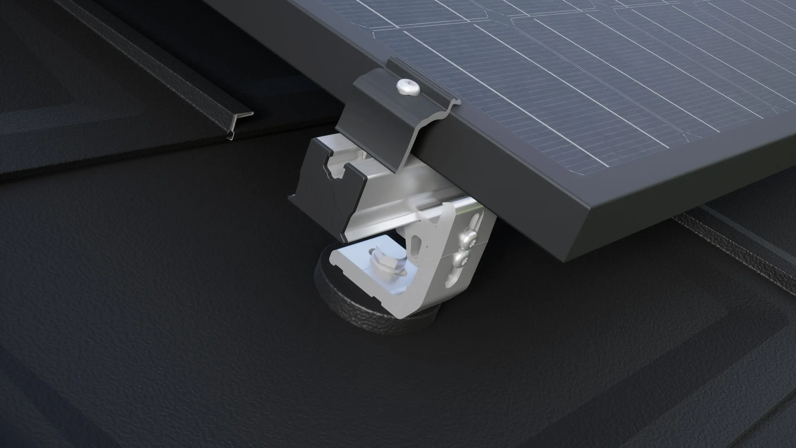 Nærbilde av PREVARIO 3.S holder for solcellepanel, montert på et mørkt PREFA-tak som bærer profilskinnen. Solcellemodulet er feste til profilskinnen med PREVARIO-endeklemme.