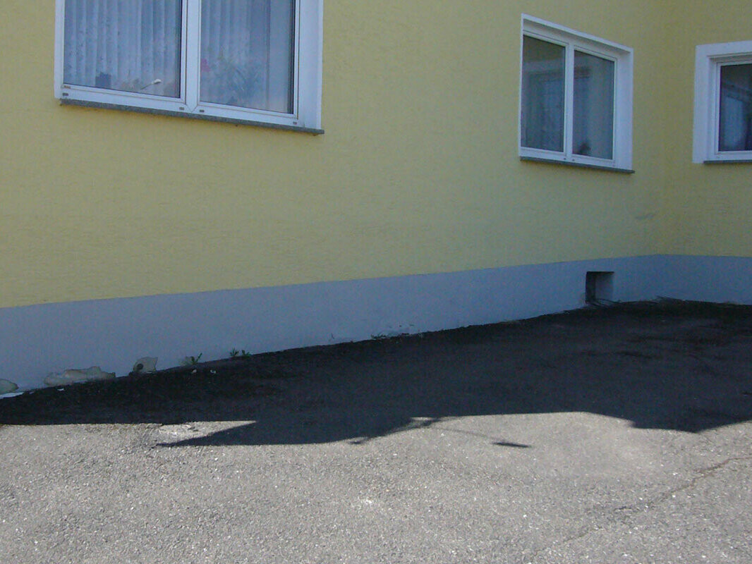 Huset blir pusset opp med PREFA på grunn av den ødelagte sokkelen på fasaden.