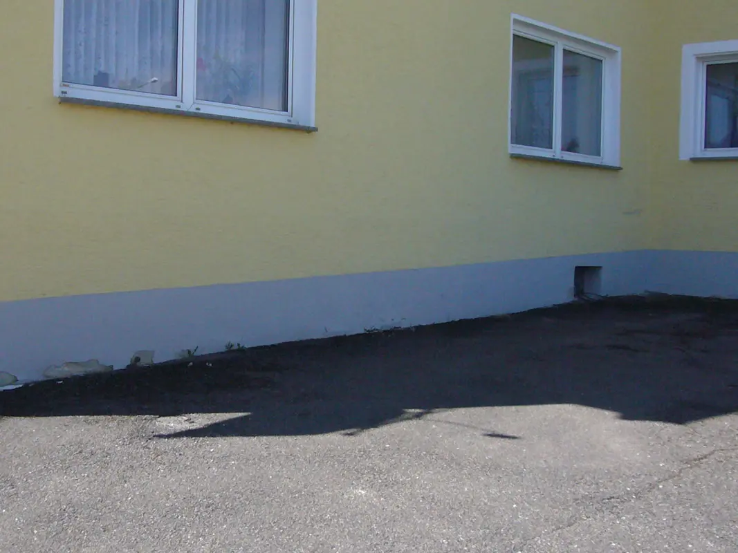 Huset blir pusset opp med PREFA på grunn av den ødelagte sokkelen på fasaden.