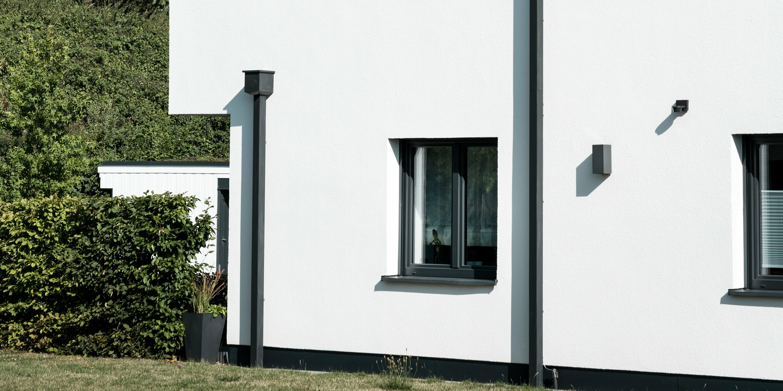 Eine Wohnanlage in Ahnatal, Deutschland wurde mit dem PREFA Dachentwässerungssystem Quadratrohr in P.10 Anthrazit ausgestattet. 