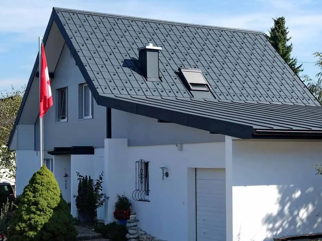 Hus med garasje etter renovering av taket med PREFA takplate i antrasitt