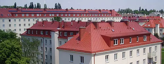 Bilde av bolighusene på Hugo Breitner Hof i Wien. Takene ble dekket med PREFA-takshingel i mursteinsrød.