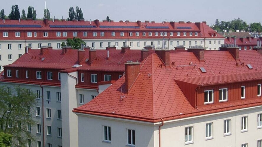 Bilde av bolighusene på Hugo Breitner Hof i Wien. Takene ble dekket med PREFA-takshingel i mursteinsrød.