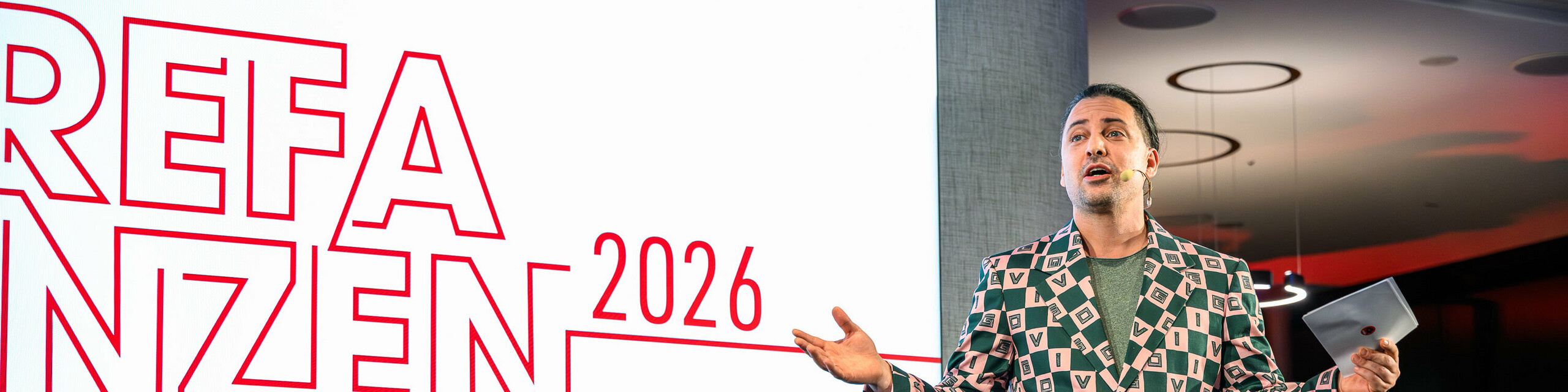 Bühnenmoment mit Wow-Effekt bei der PREFARENZEN Präsentation 2026: Moderator Serkan Temel begeistert das Publikum mit Charme, Humor und auffälligem Outfit. Seine Präsenz unterstreicht den kreativen Geist der Veranstaltung, die Innovation, Design und Gemeinschaft vereint. Ein Highlight-Abend im k47.wien, der zeigt, wie modern und vielseitig Aluminiumarchitektur mit PREFA heute gedacht und gelebt wird.