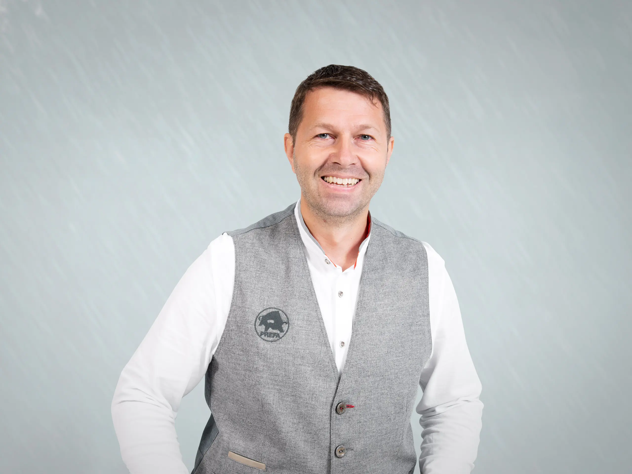 "Ernst Gregorites (ny leder for applikasjonsteknologi internasjonalt)  smiler inn i kamera."