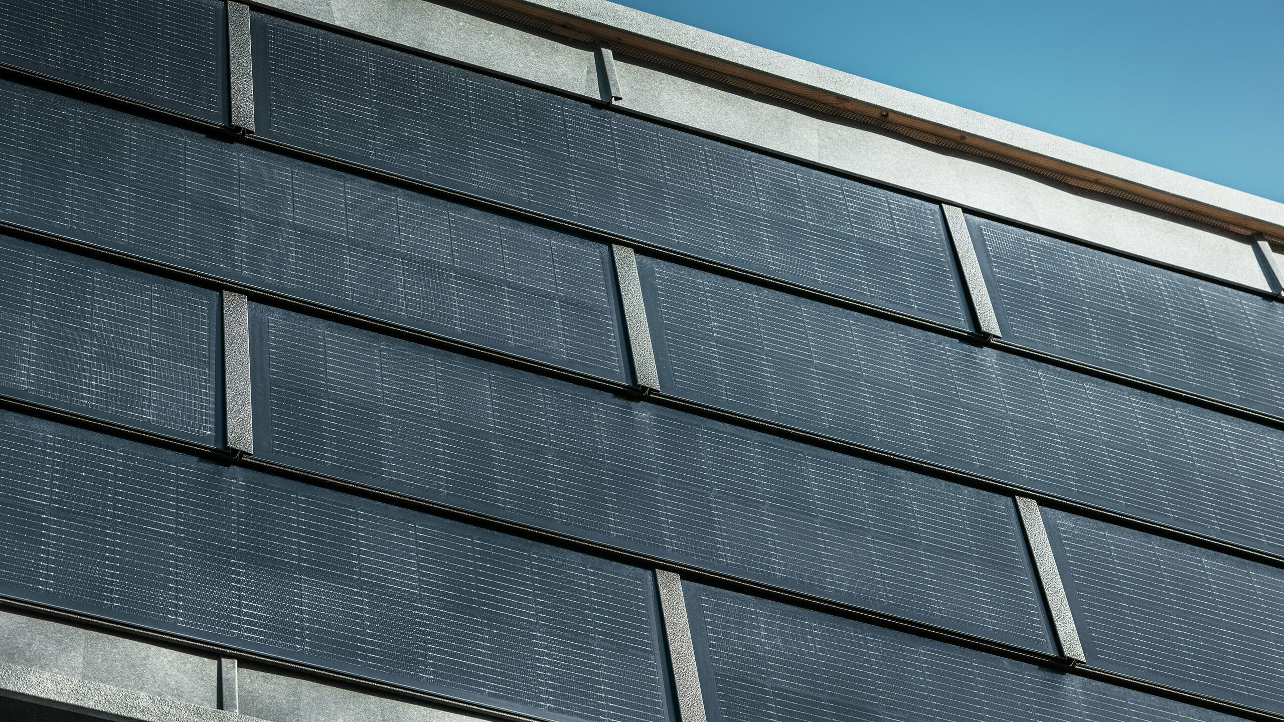  Detailansicht der PREFA-Solardachpaneele für die Fassade des RUEMA-Bürogebäudes.