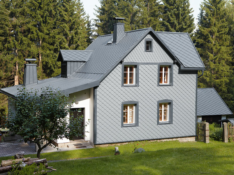 Villa med skogsbeliggenhet med værbestandig PREFA aluminiumfasade i lysgrå.