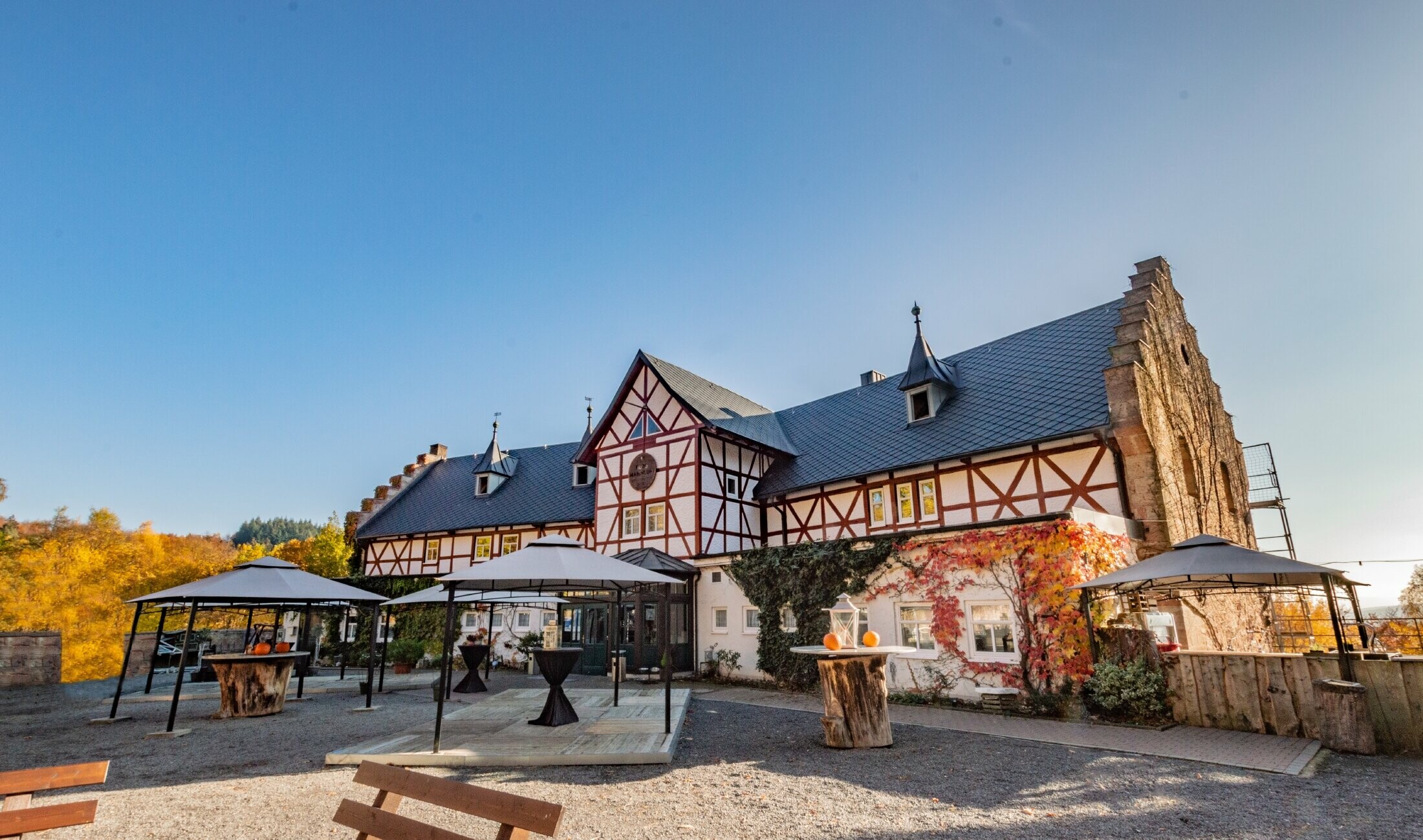 Oversikt over Hotell Burg Maienluft i Wasungen. Taket er kledd på nytt PREFA takrombe 29 × 44 i antrasitt.