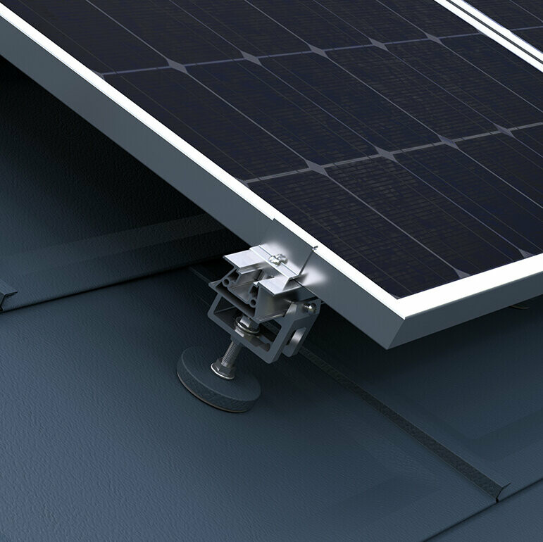 Se PREFA monteringssystem av solcellepanel for montering av solcelleanlegg på PREFA-tak.