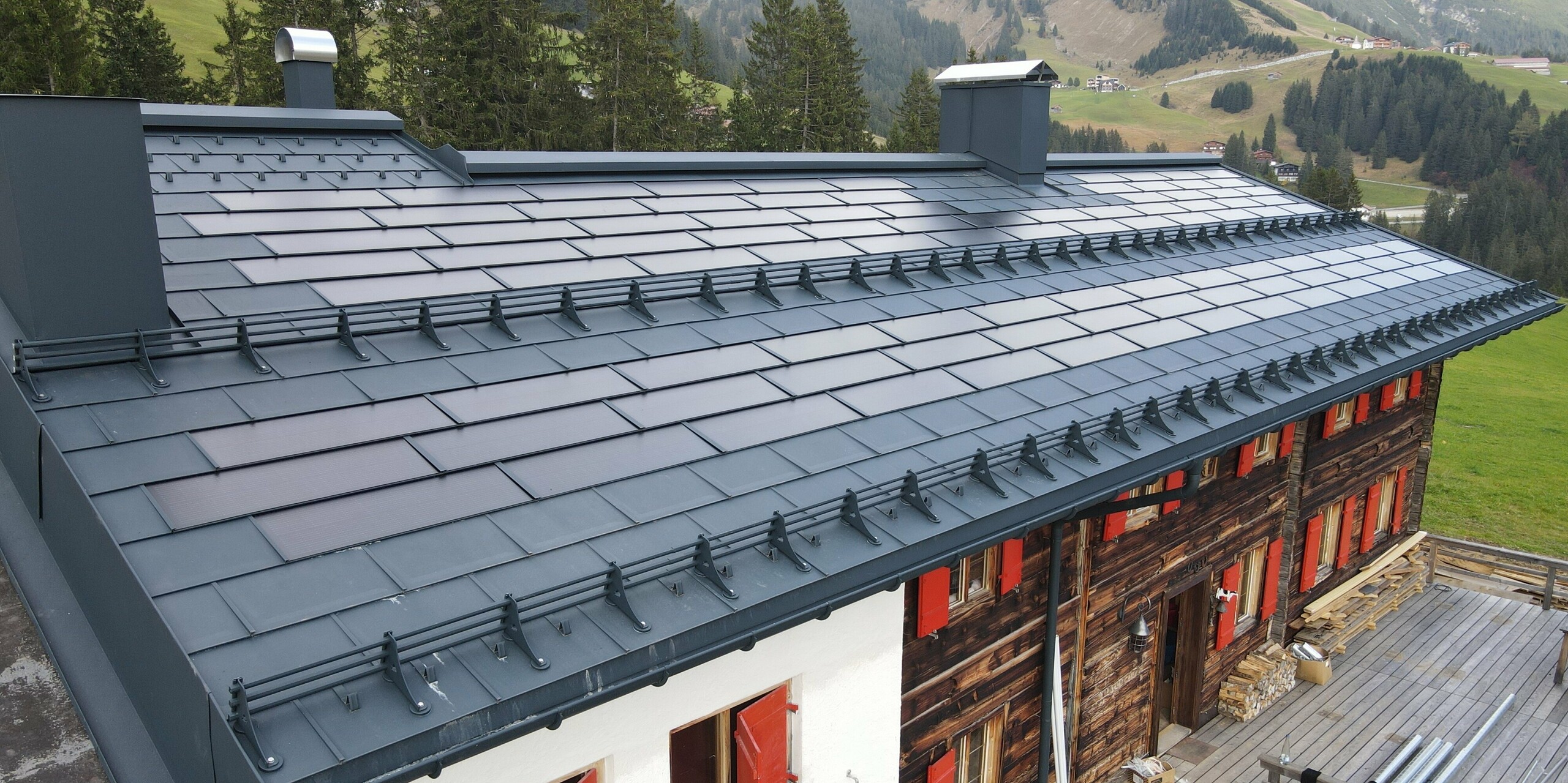 PREFA Solardachplatte in P.10 Anthrazit auf dem Alten Walserhaus in Warth, Vorarlberg