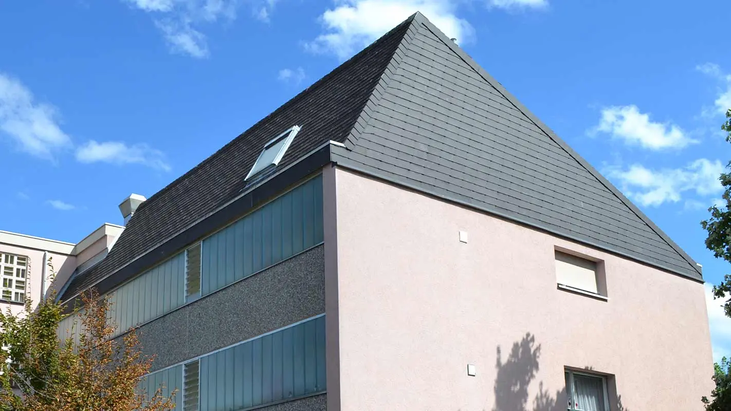 Før renoveringen av taket med PREFA takpanel og fasadepanel FX.12 i P.10 antrasitt