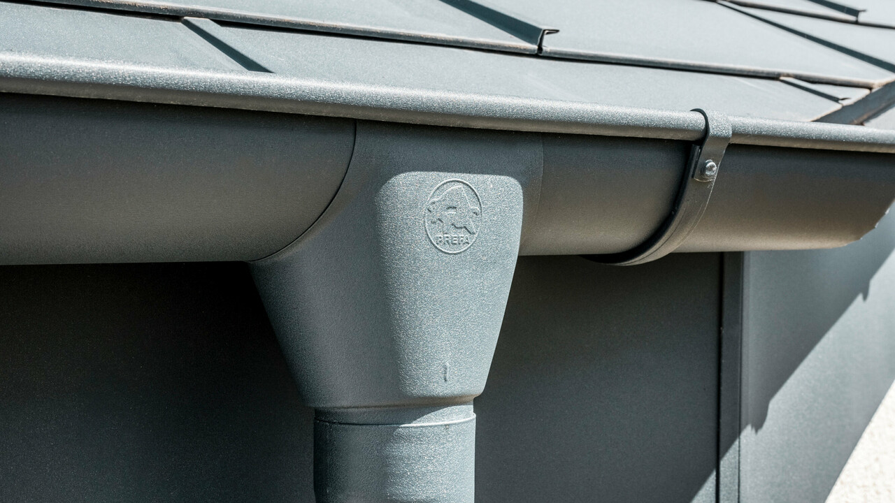 Enebolig i Newel-Besslich med PREFA Takplate R.16 og PREFA takdreneringssystem i antrasitt