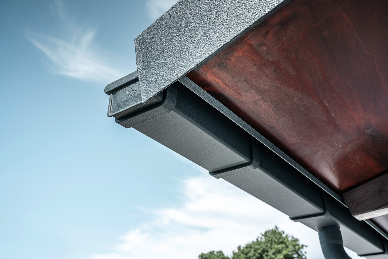 Detaljbilde av PREFA takavløpssystem i P.10 antrasitt på taket til en enebolig i Dortmund.