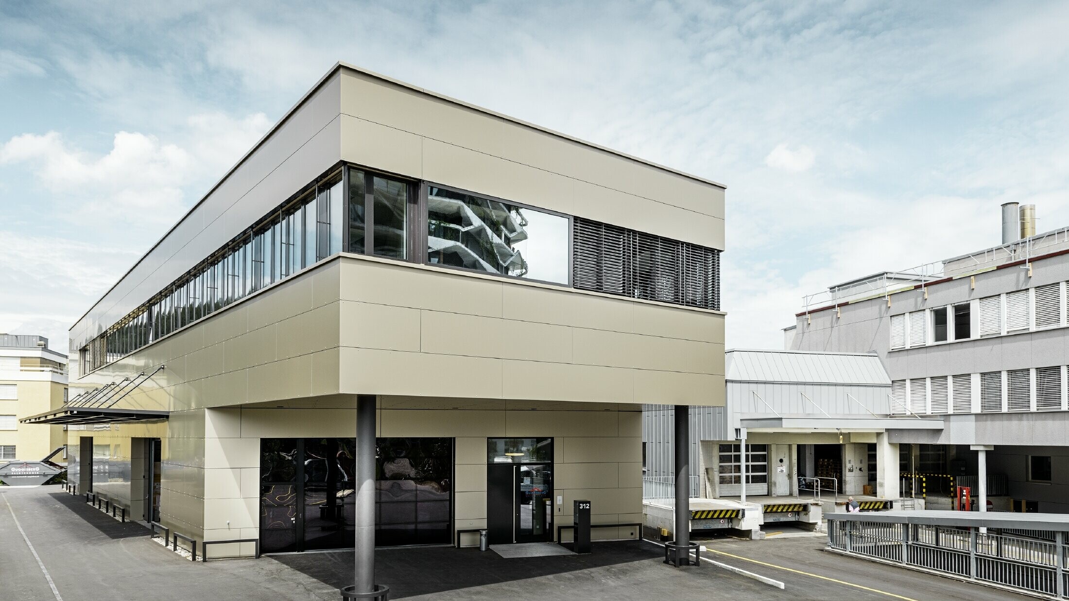Moderne tilbygg med verksted og kontor fra Guggisberg Dachtechnik med PREFA aluminiumskomposittplate i bronse