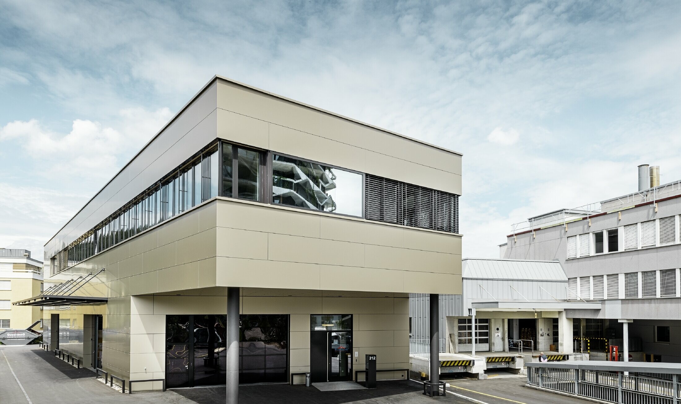 Moderne tilbygg med verksted og kontor fra Guggisberg Dachtechnik med PREFA aluminiumskomposittplate i bronse