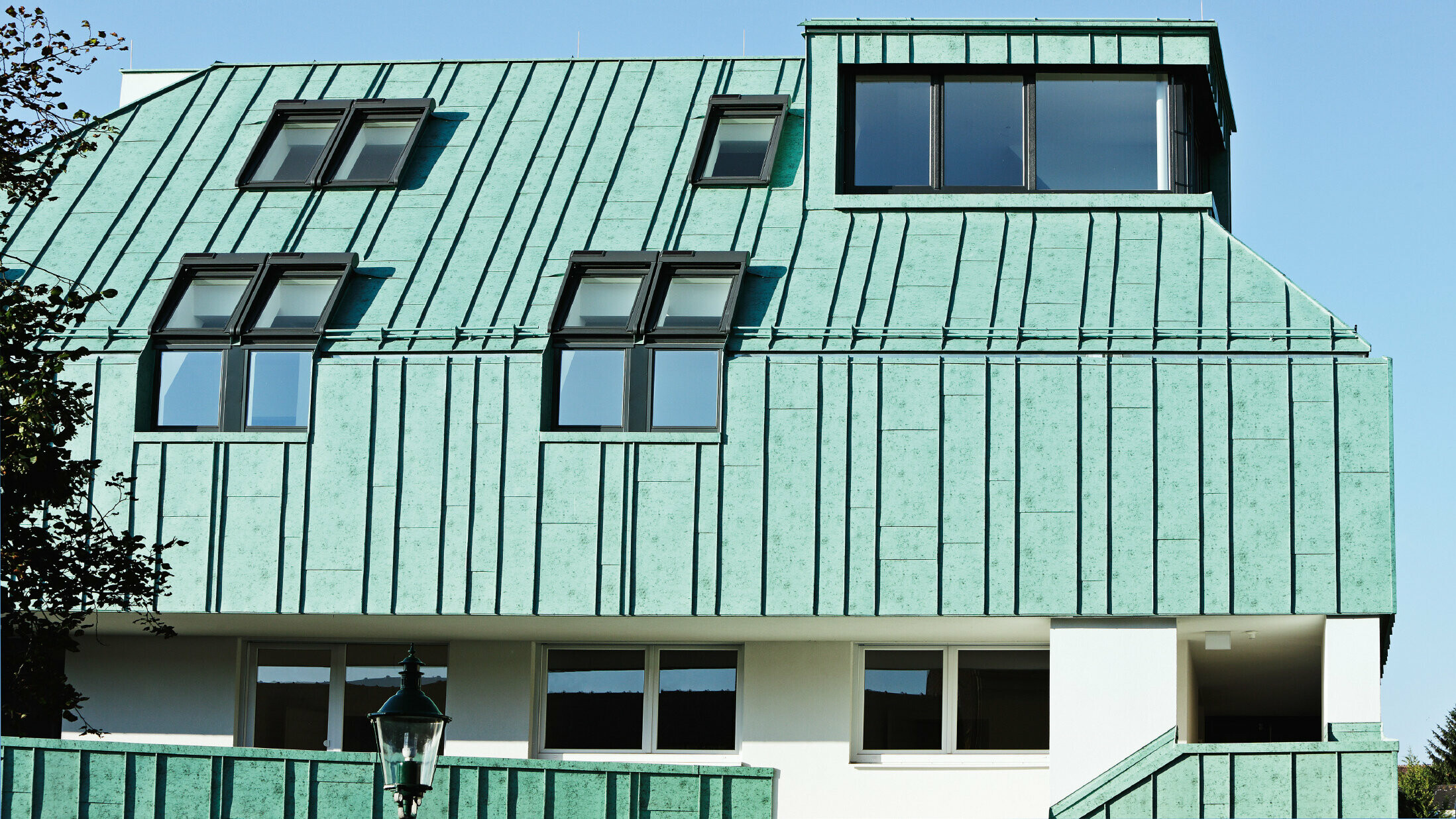 Tak- og fasadedesign med PREFALZ i patinagrønt fra PREFA i forskjellige panelbredder