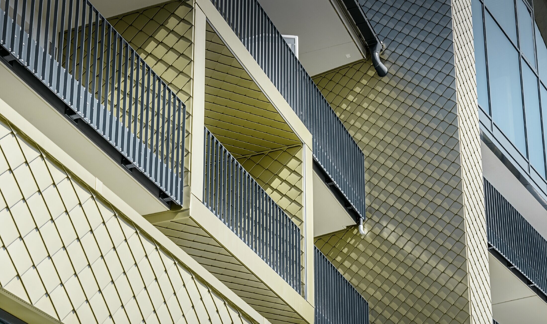 Kledning på balkongrekkverkene til Hotel Edita i Scheidegg med PREFA veggrombe 20 × 20 i lys bronse